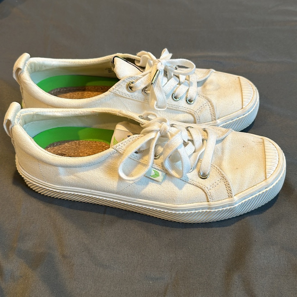 Cariuma sneakers women size 7.5